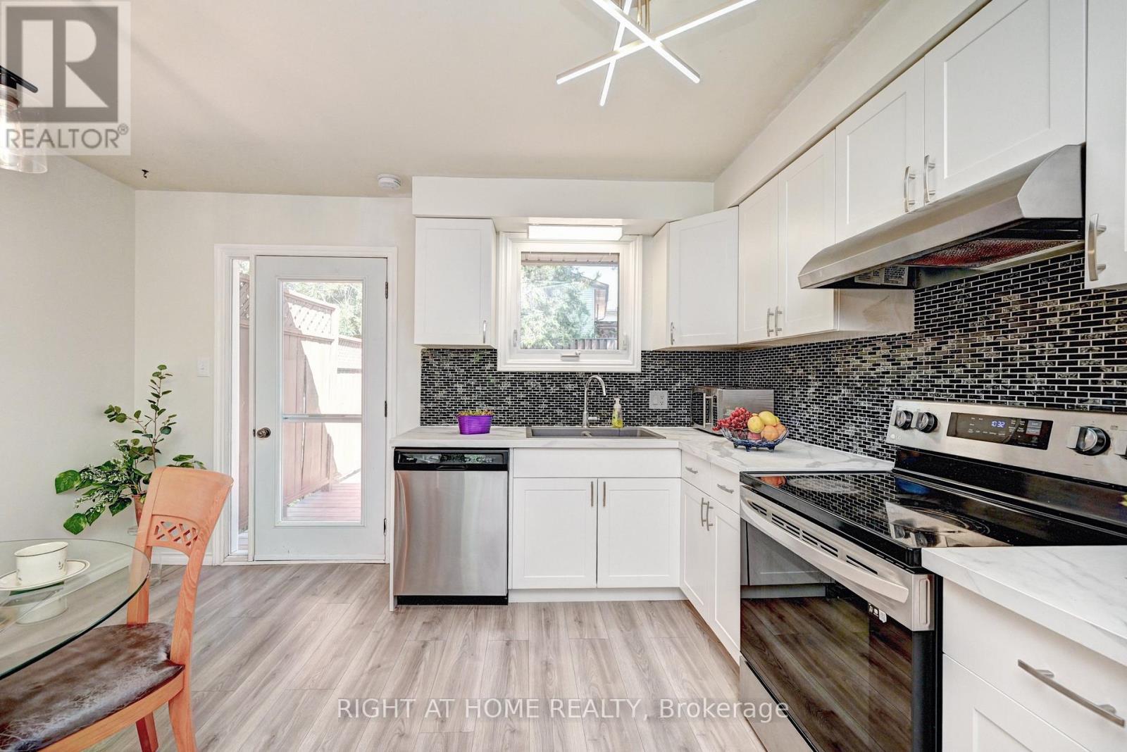 92 Pinemeadow Crescent, Waterloo, ON - Indoor Photo Showing Kitchen With Stainless Steel Kitchen With Upgraded Kitchen