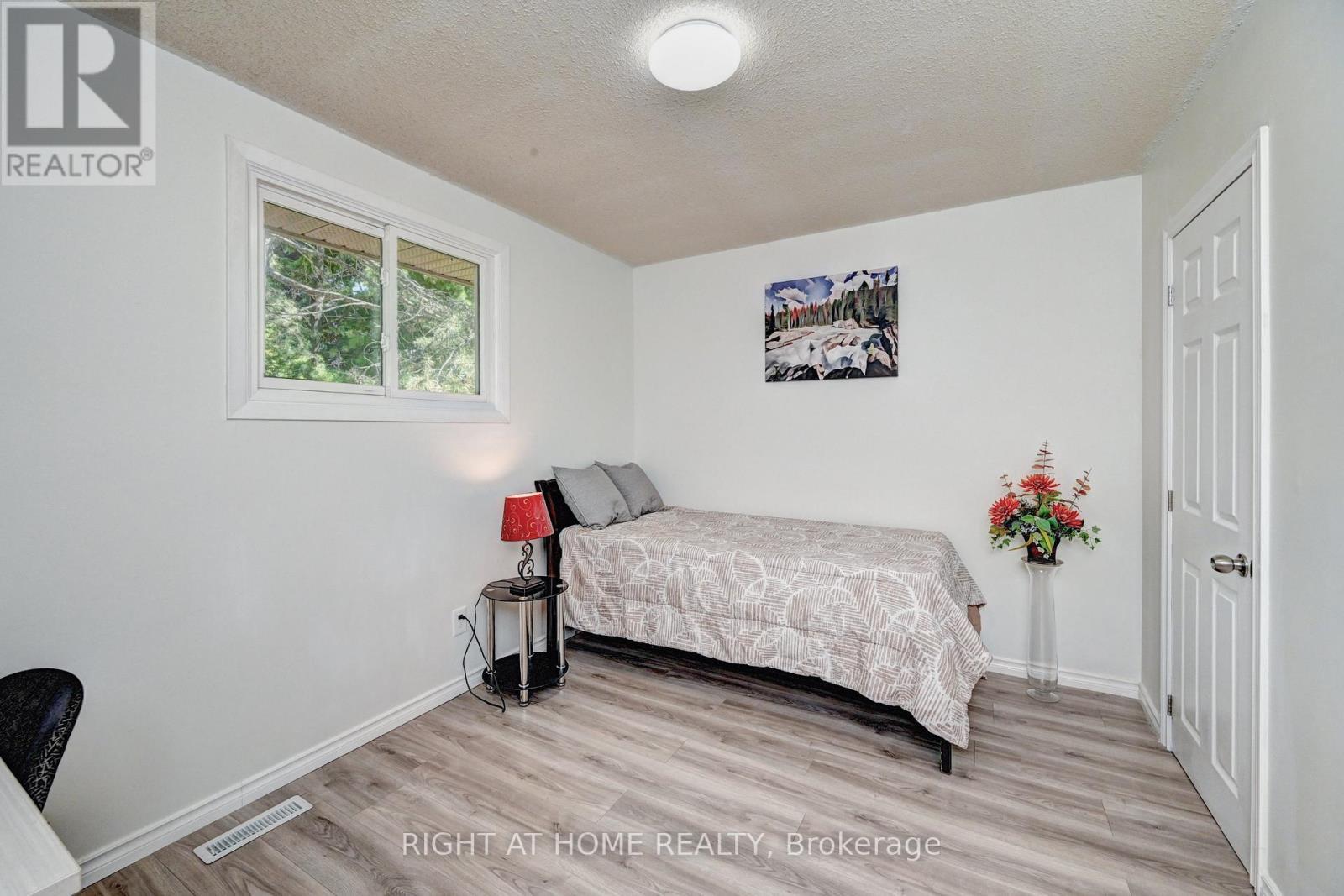92 Pinemeadow Crescent, Waterloo, ON - Indoor Photo Showing Bedroom