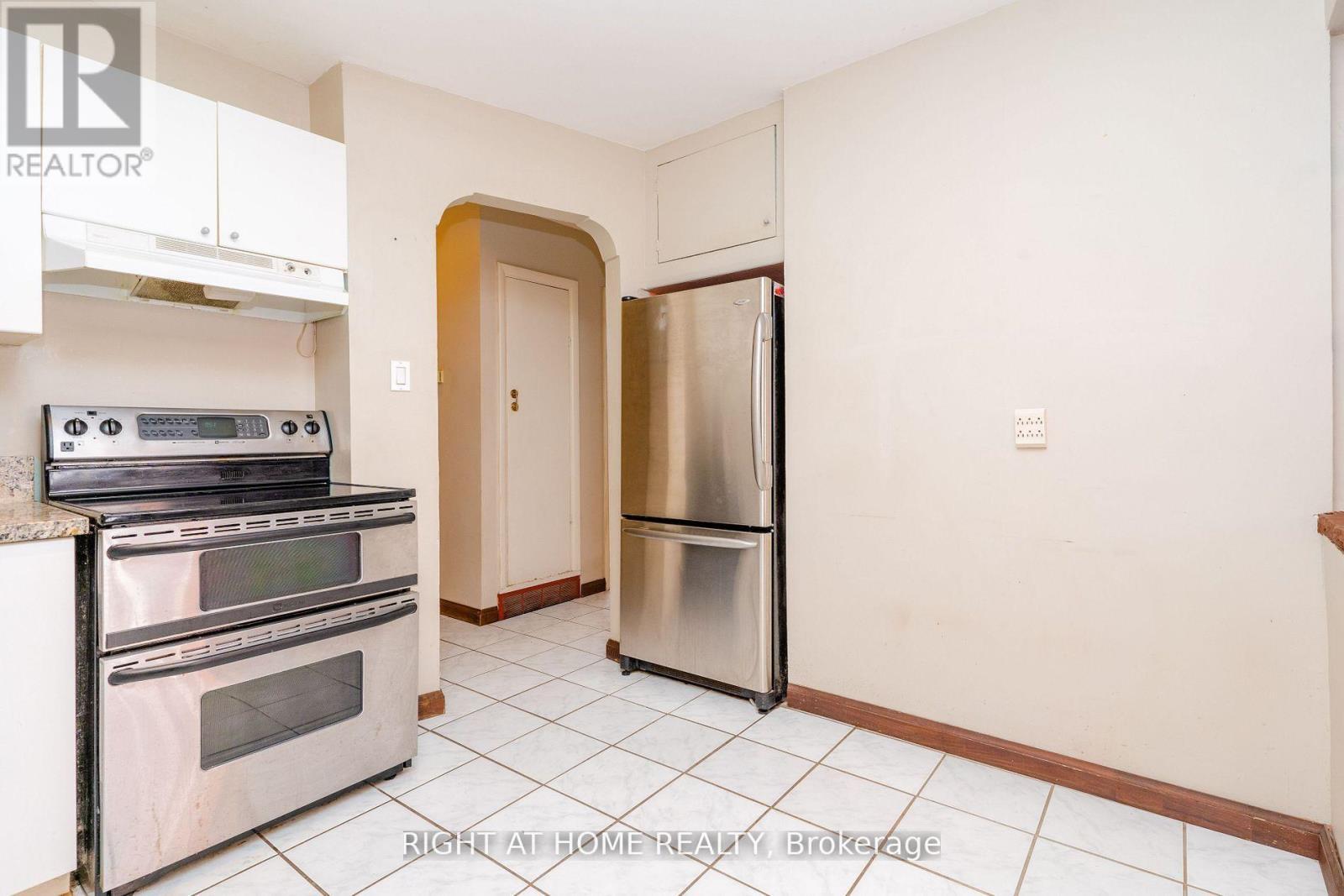 1045 Deta Road, Mississauga, ON - Indoor Photo Showing Kitchen