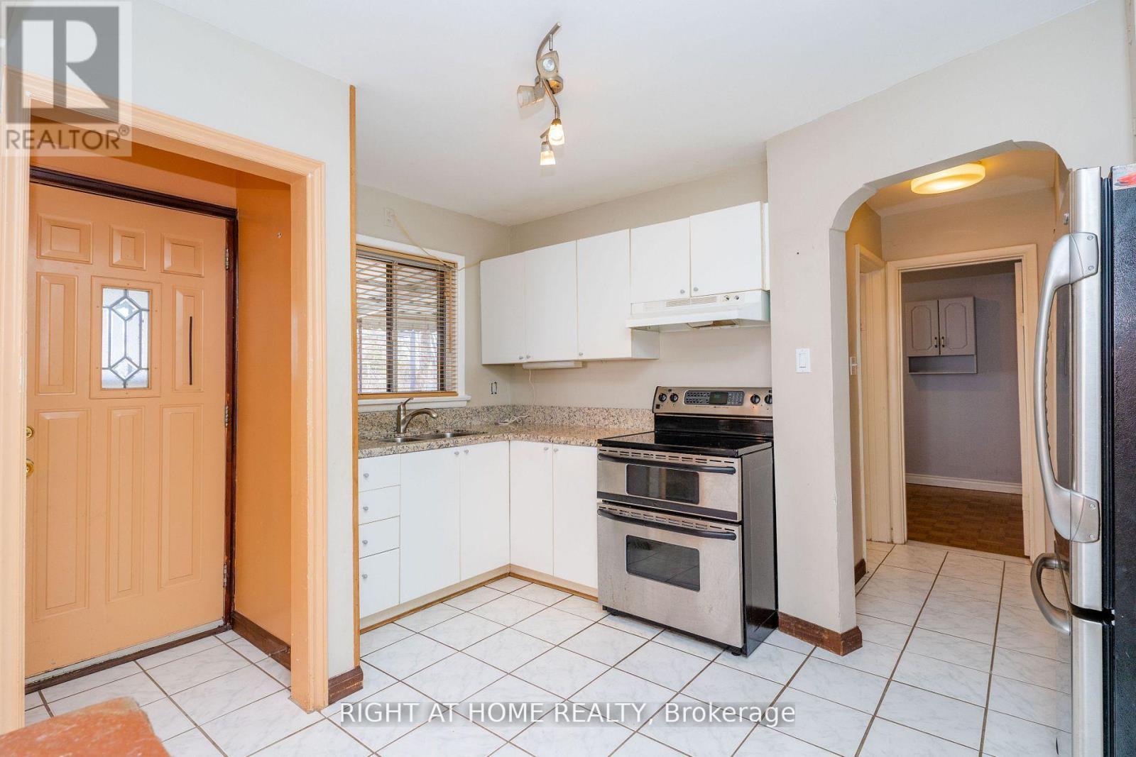 1045 Deta Road, Mississauga, ON - Indoor Photo Showing Kitchen