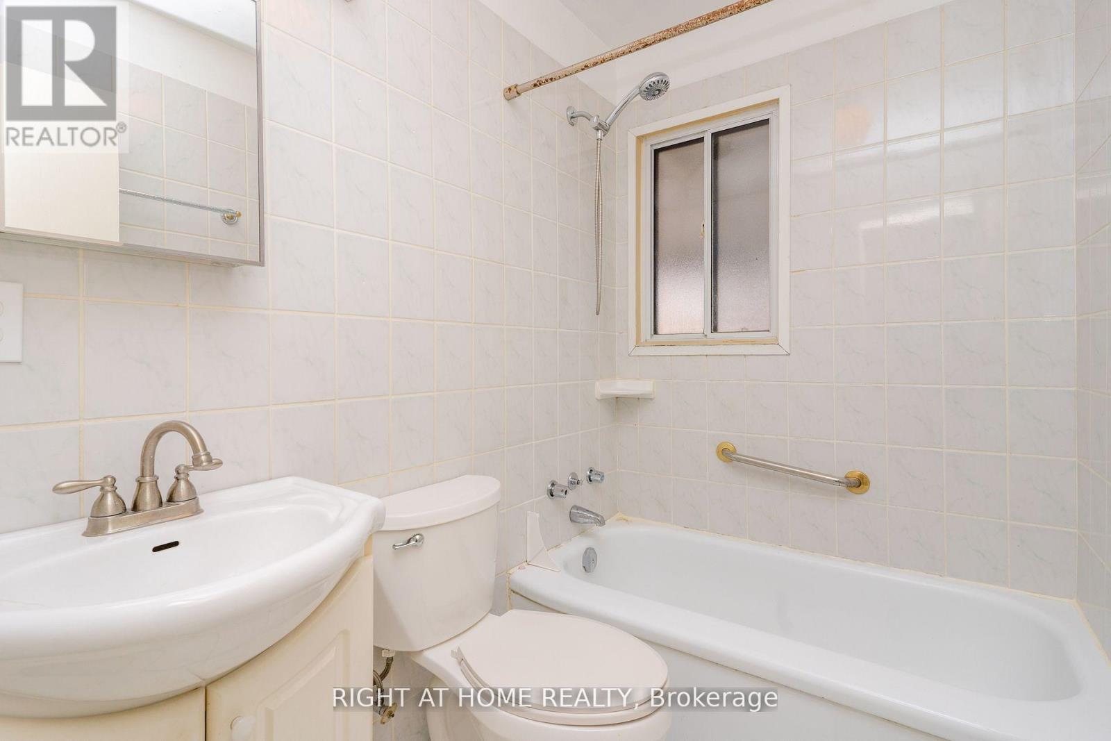 1045 Deta Road, Mississauga, ON - Indoor Photo Showing Bathroom