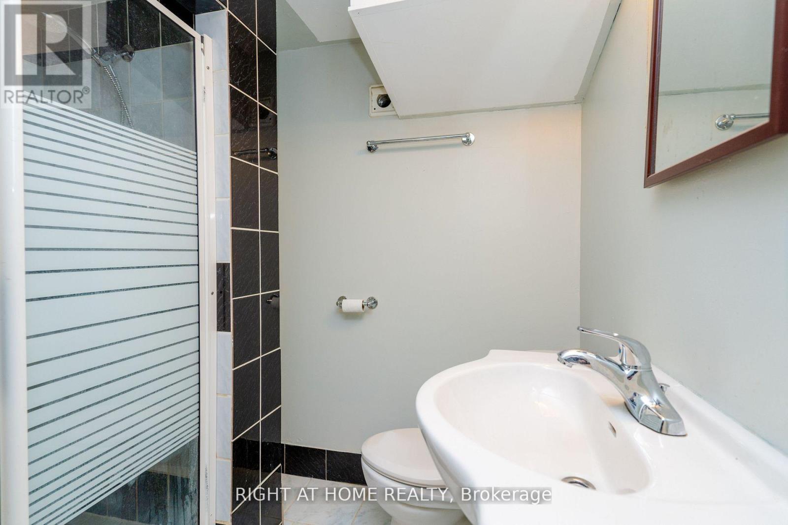 1045 Deta Road, Mississauga, ON - Indoor Photo Showing Bathroom