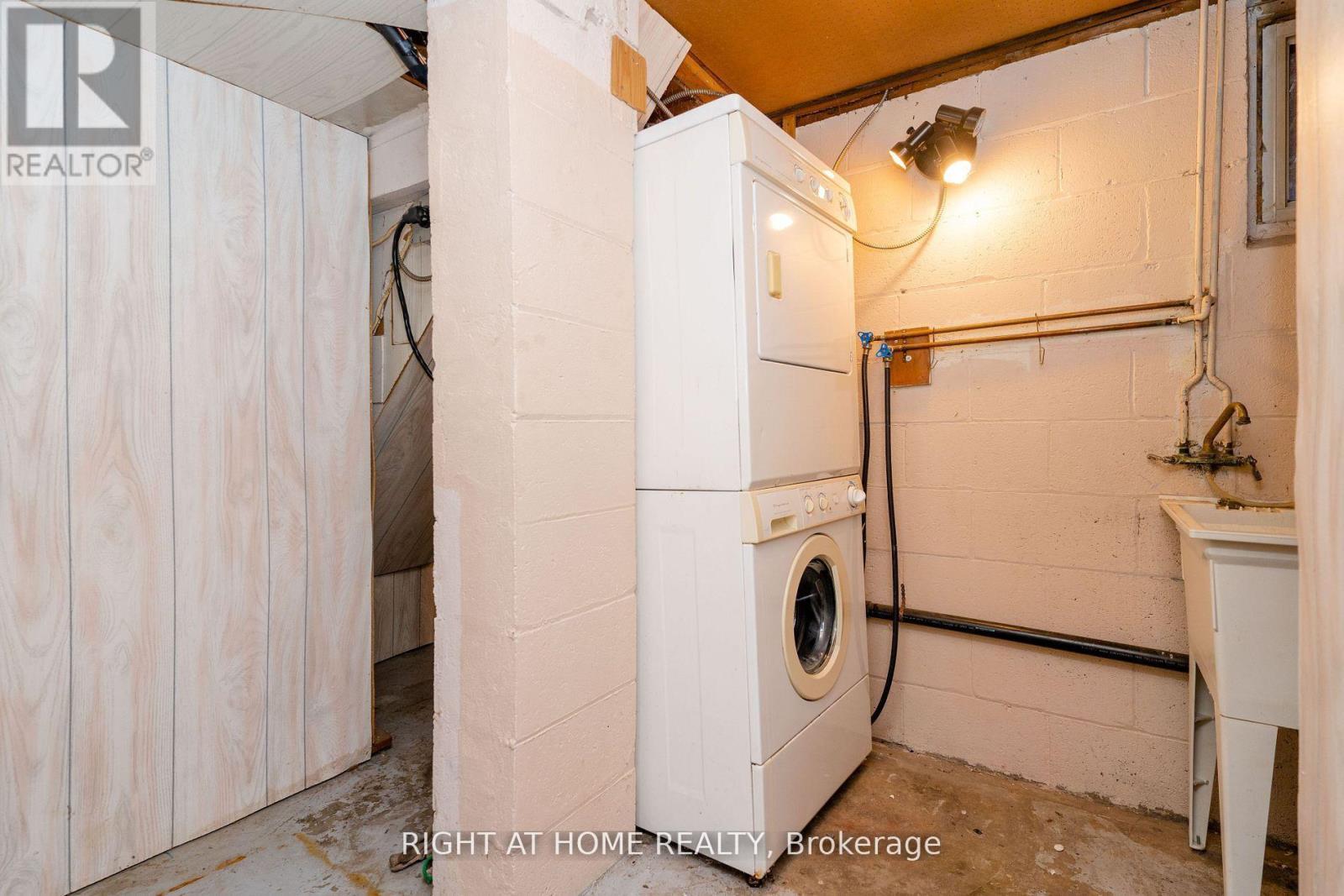 1045 Deta Road, Mississauga, ON - Indoor Photo Showing Laundry Room