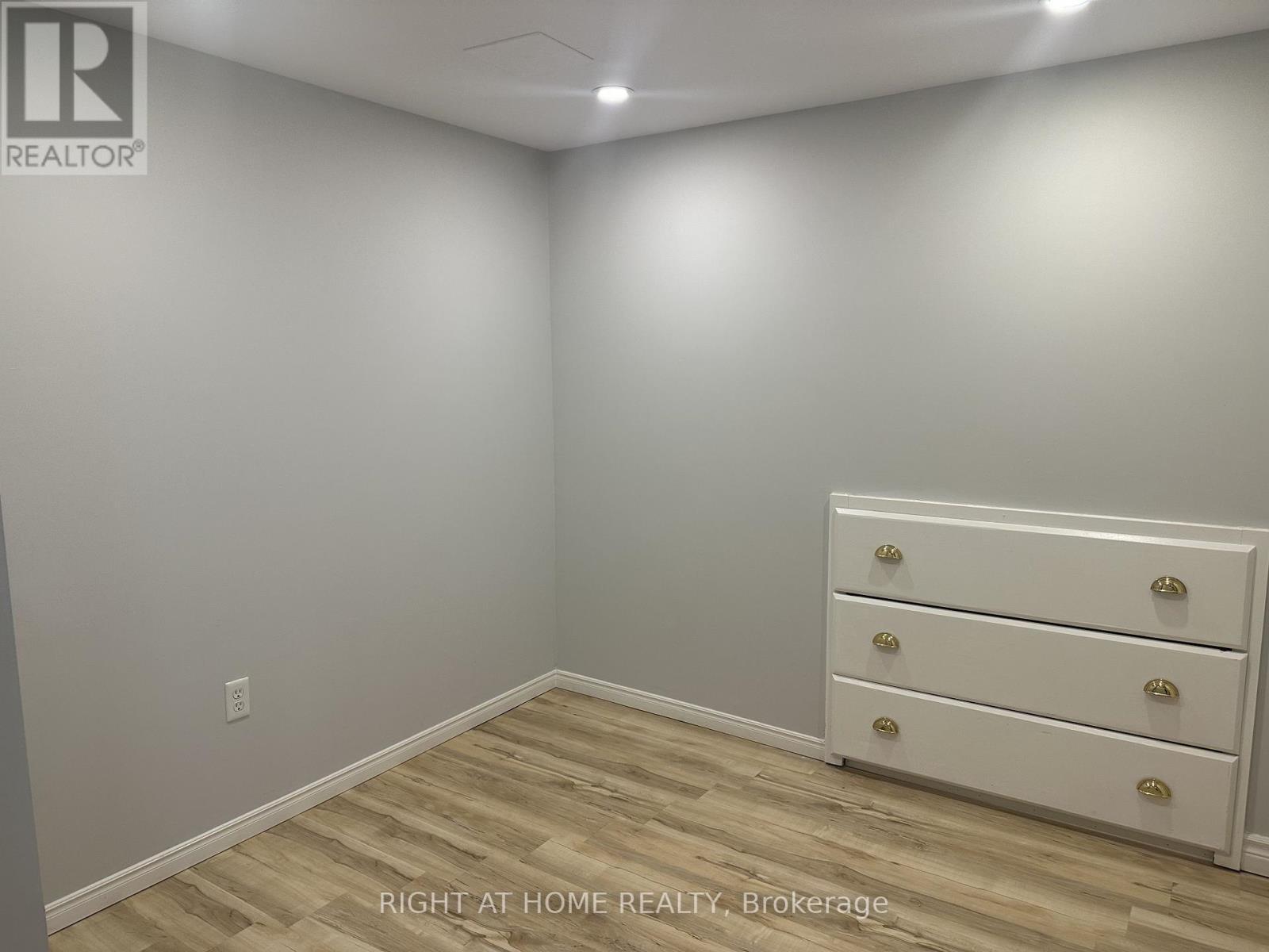 39 Distin Drive, Hamilton, ON - Indoor Photo Showing Other Room