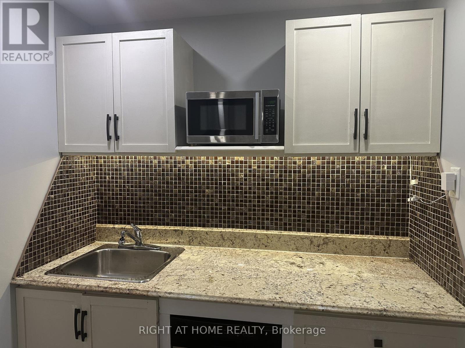 39 Distin Drive, Hamilton, ON - Indoor Photo Showing Kitchen