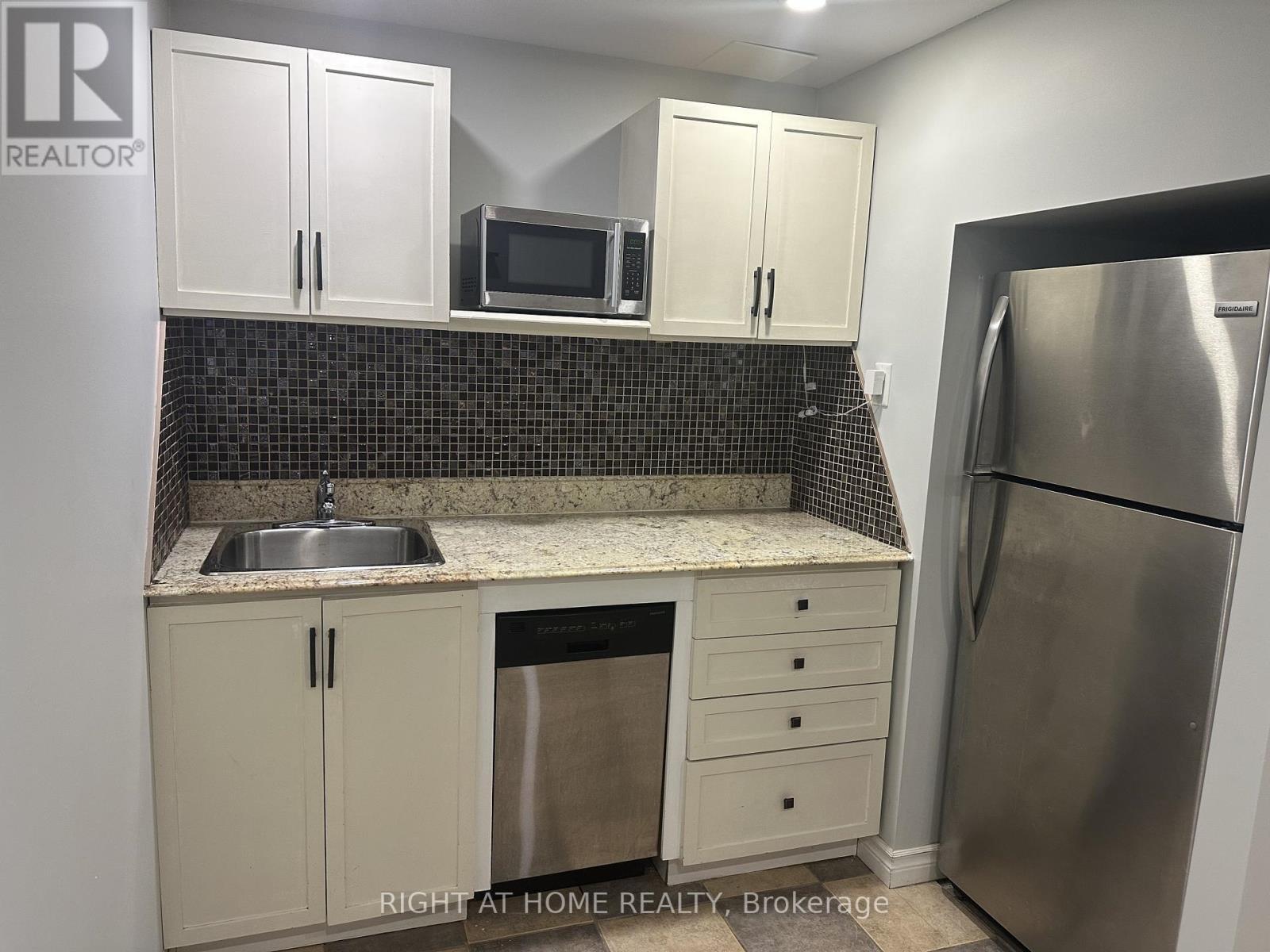 39 Distin Drive, Hamilton, ON - Indoor Photo Showing Kitchen