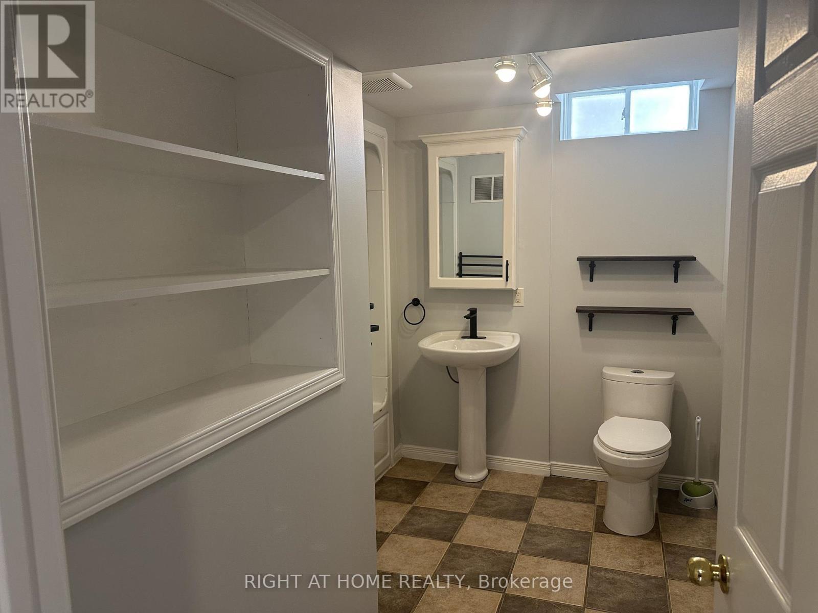 39 Distin Drive, Hamilton, ON - Indoor Photo Showing Bathroom