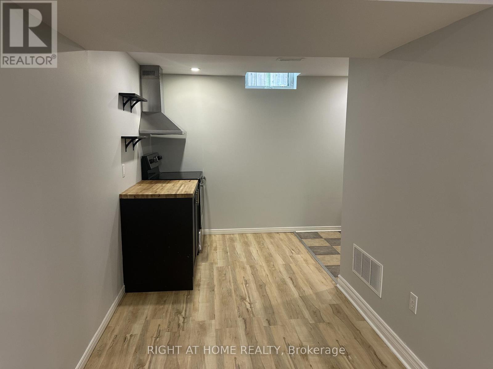 39 Distin Drive, Hamilton, ON - Indoor Photo Showing Other Room