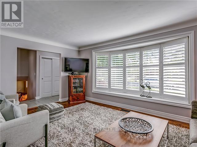 273 Kenwood Avenue, Burlington, ON - Indoor Photo Showing Living Room
