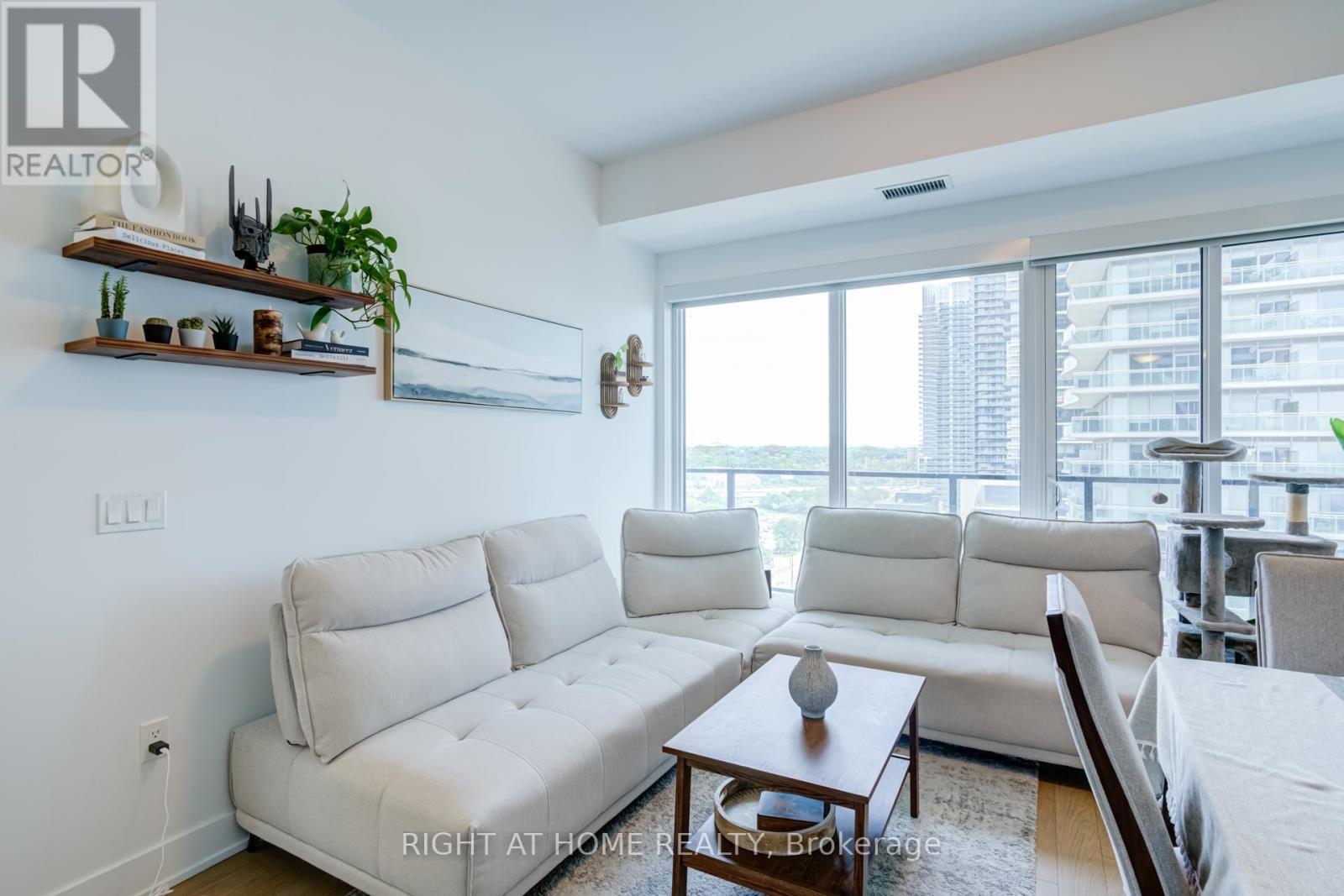 1413 - 30 Shore Breeze Drive, Toronto, ON - Indoor Photo Showing Living Room