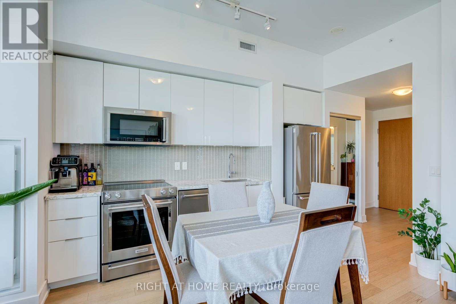 1413 - 30 Shore Breeze Drive, Toronto, ON - Indoor Photo Showing Kitchen With Stainless Steel Kitchen