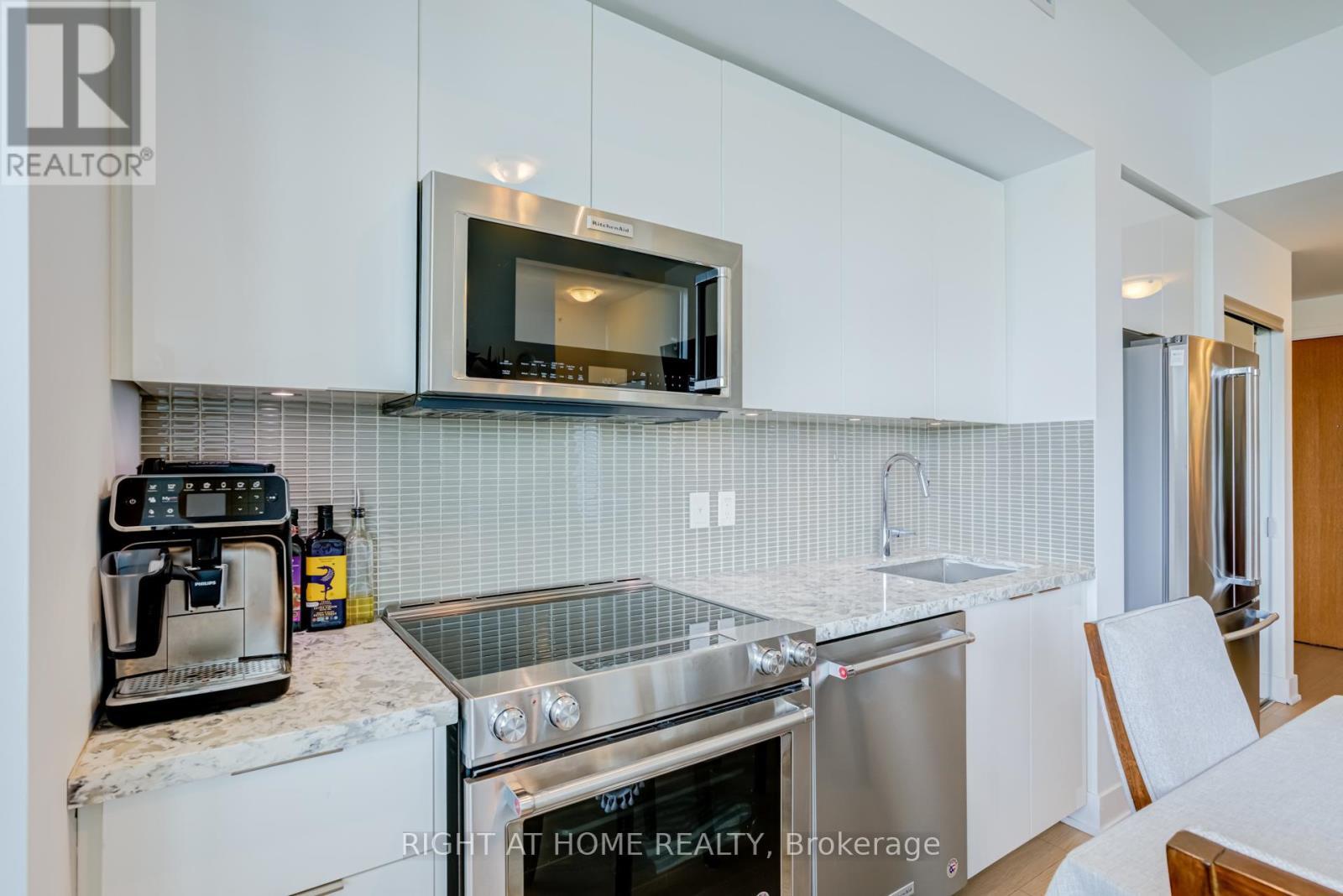1413 - 30 Shore Breeze Drive, Toronto, ON - Indoor Photo Showing Kitchen With Stainless Steel Kitchen With Upgraded Kitchen