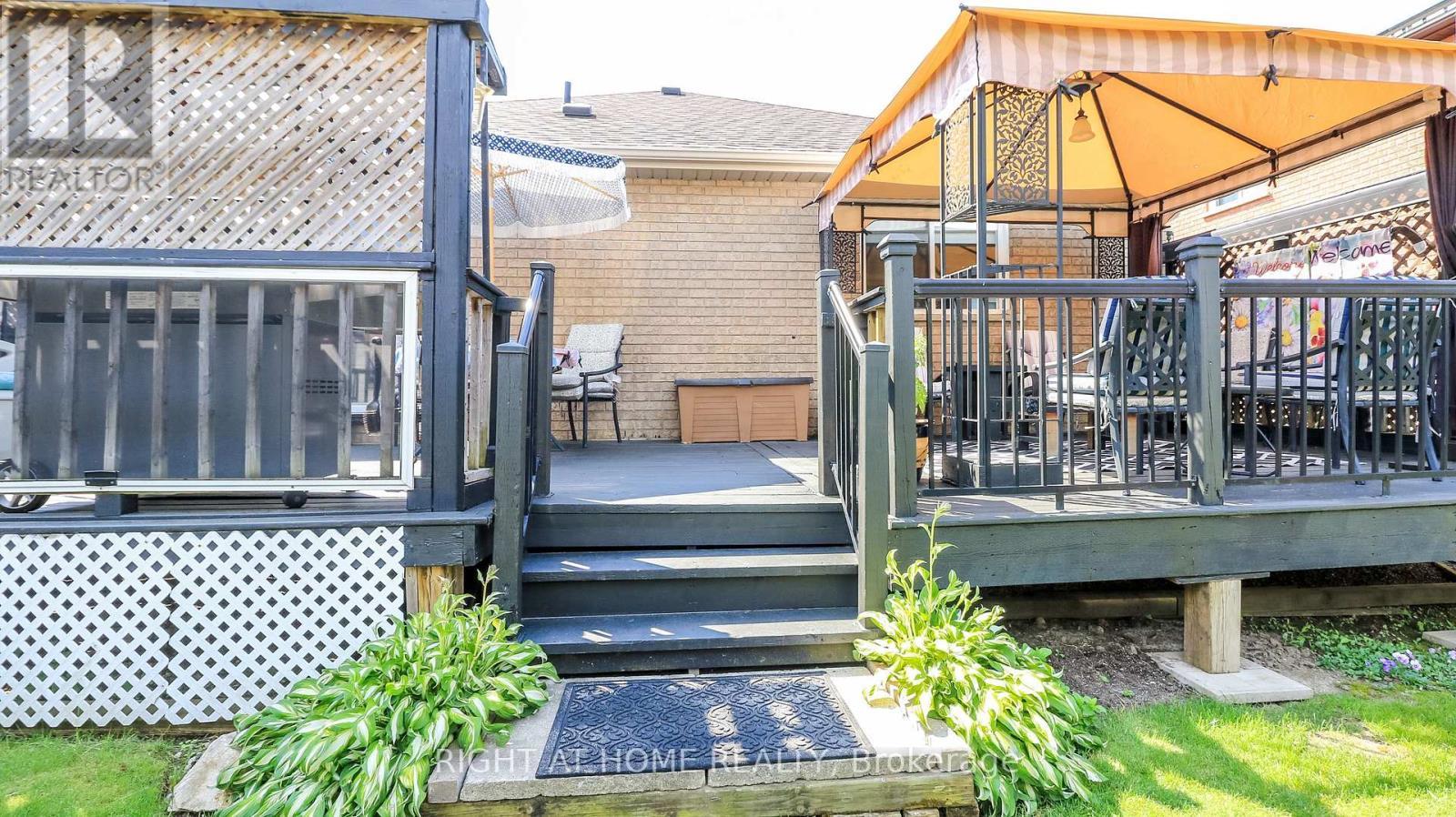 Walk up to deck - 36 Benjamin Lane, Barrie, ON - Outdoor With Deck Patio Veranda