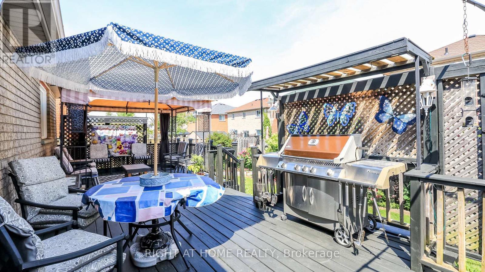 Entertainers Paradise - 36 Benjamin Lane, Barrie, ON - Outdoor With Deck Patio Veranda