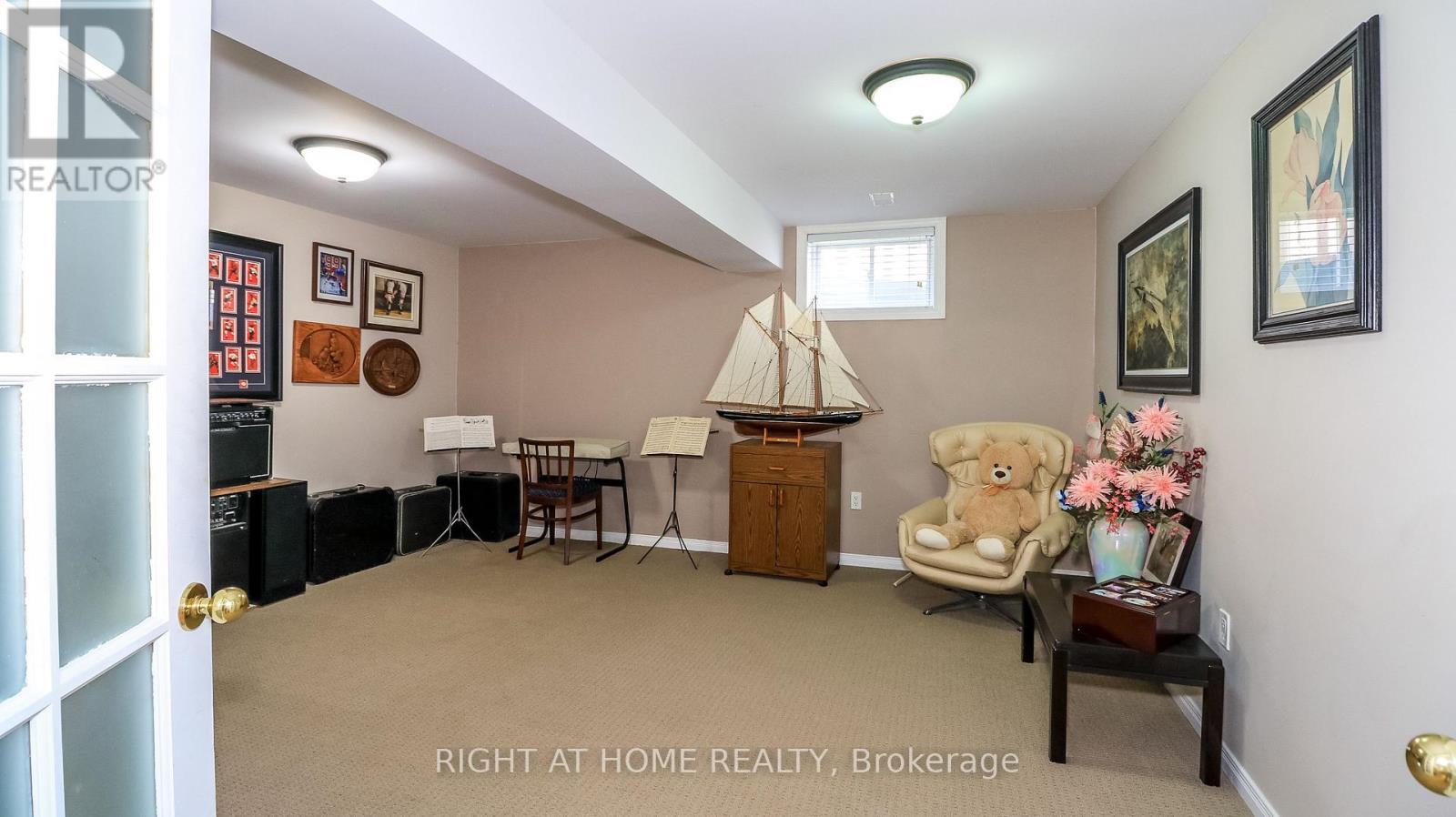 Huge lower level Bedroom - 36 Benjamin Lane, Barrie, ON - Indoor Photo Showing Other Room