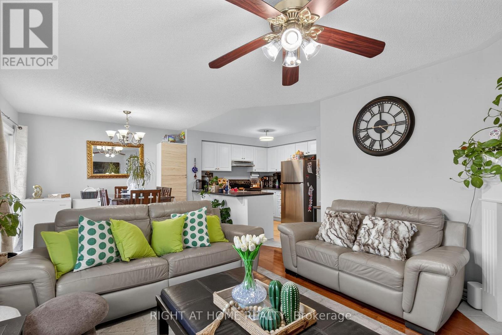 3 Player Drive, Barrie, ON - Indoor Photo Showing Living Room