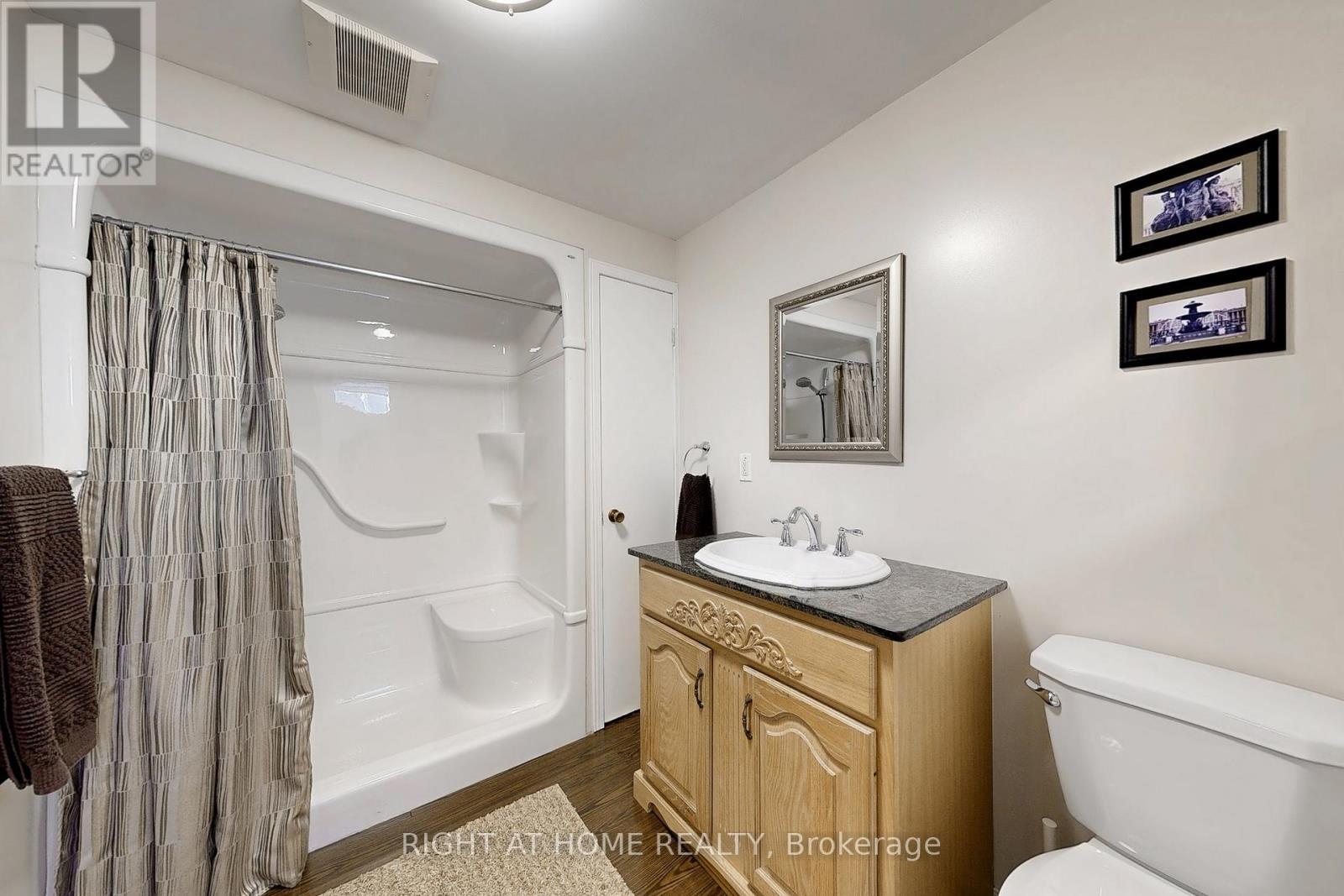 907 Fourth Street, Mississauga, ON - Indoor Photo Showing Bathroom