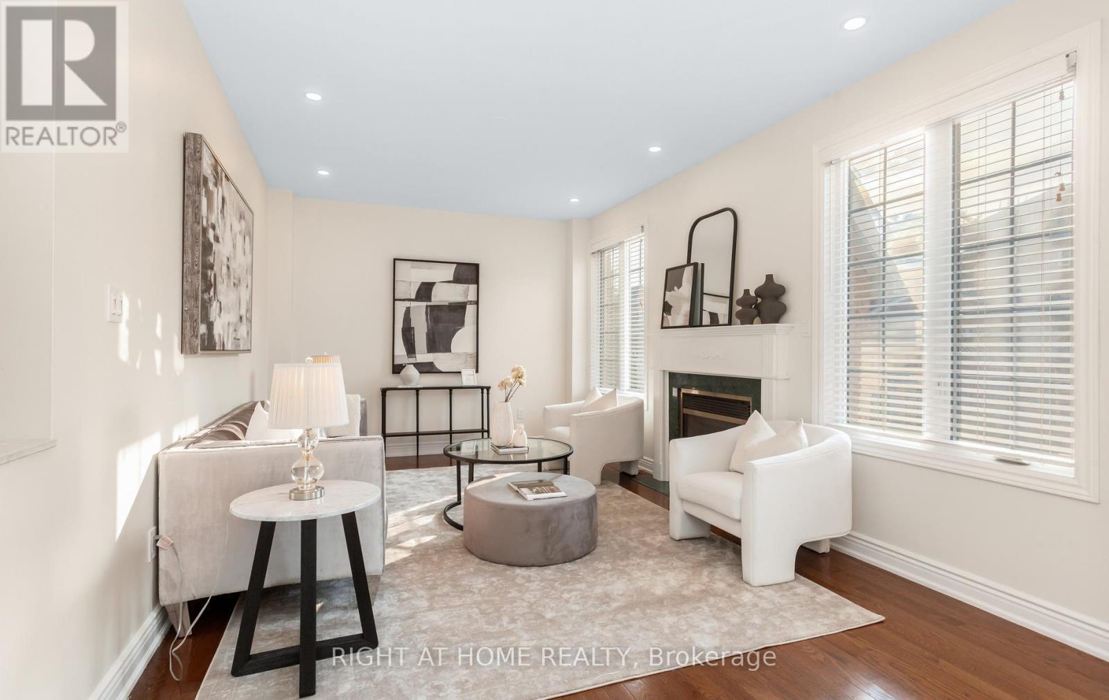 3081 Baron Drive, Mississauga, ON - Indoor Photo Showing Living Room With Fireplace