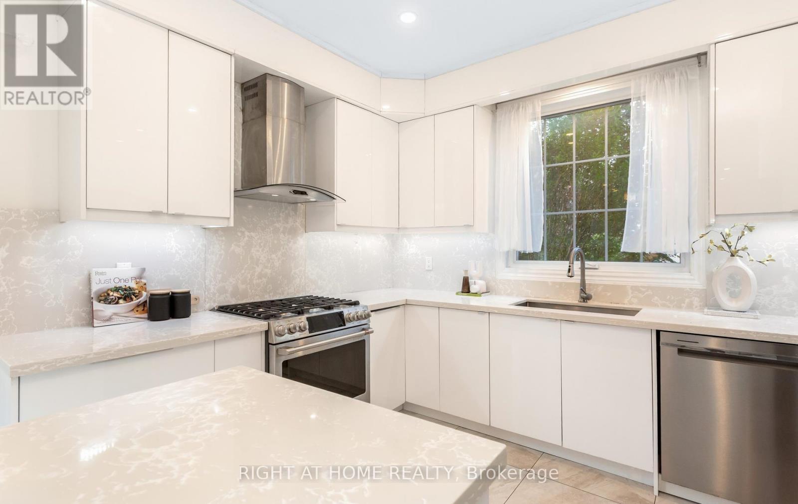 3081 Baron Drive, Mississauga, ON - Indoor Photo Showing Kitchen With Upgraded Kitchen