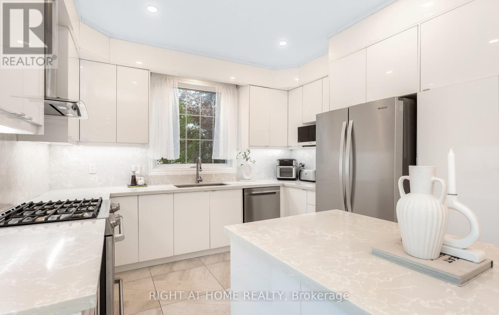 3081 Baron Drive, Mississauga, ON - Indoor Photo Showing Kitchen With Upgraded Kitchen