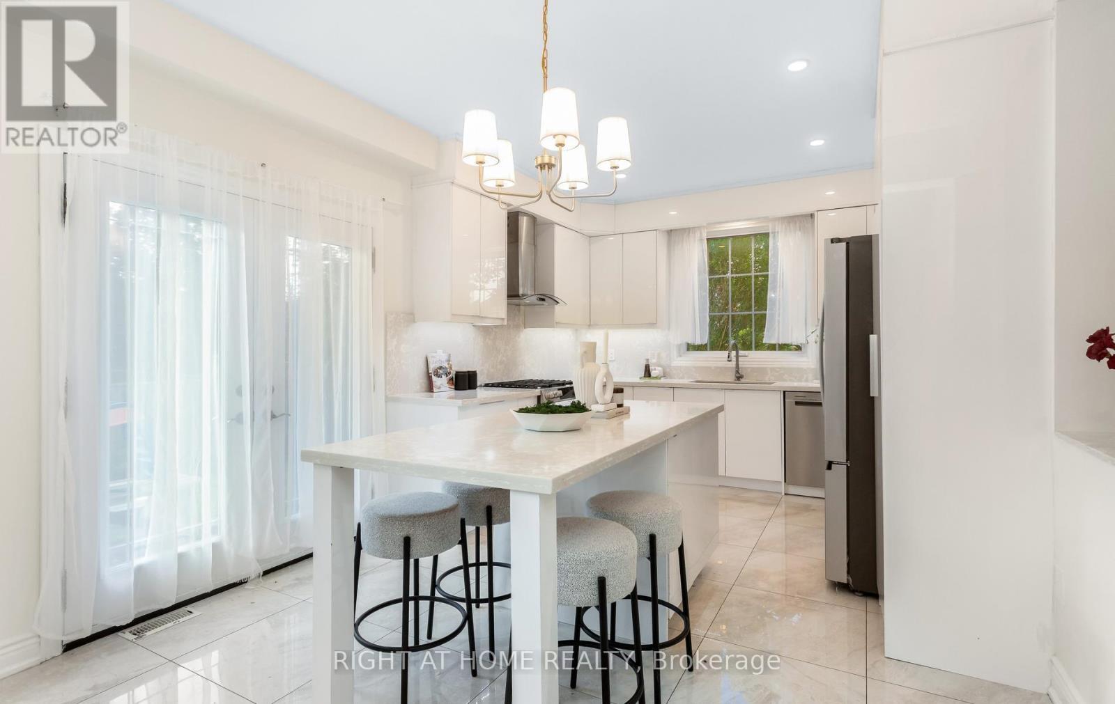 3081 Baron Drive, Mississauga, ON - Indoor Photo Showing Kitchen With Upgraded Kitchen