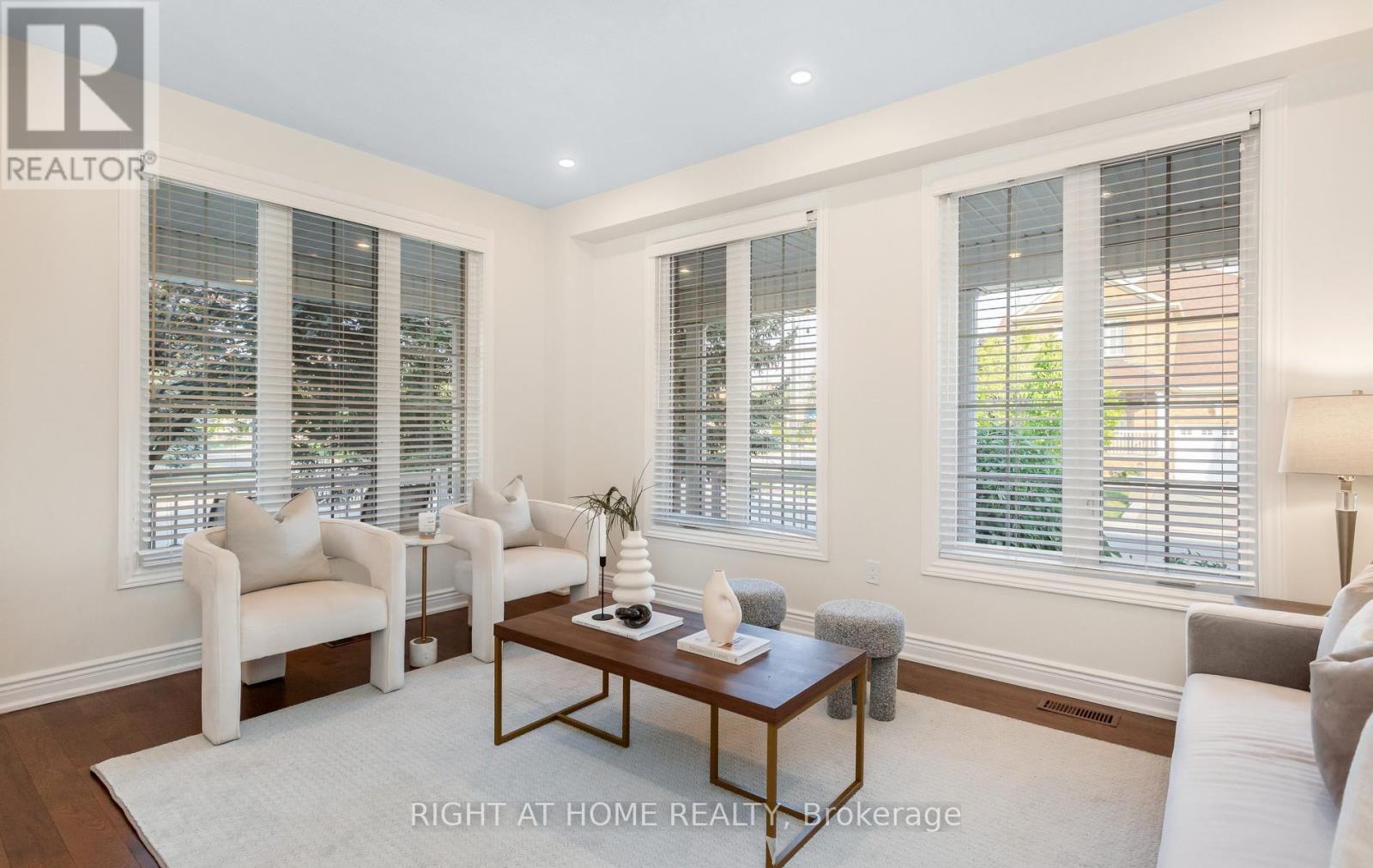 3081 Baron Drive, Mississauga, ON - Indoor Photo Showing Living Room
