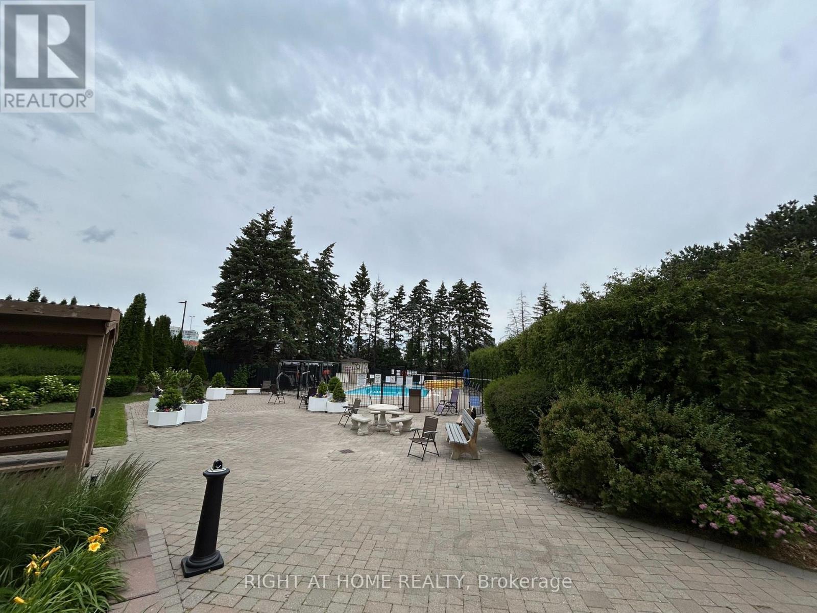 201 - 7460 Bathurst, Vaughan, ON - Outdoor