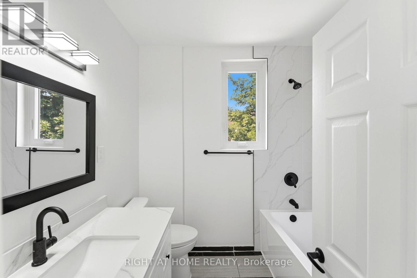 522 Cannon Street E, Hamilton, ON - Indoor Photo Showing Bathroom