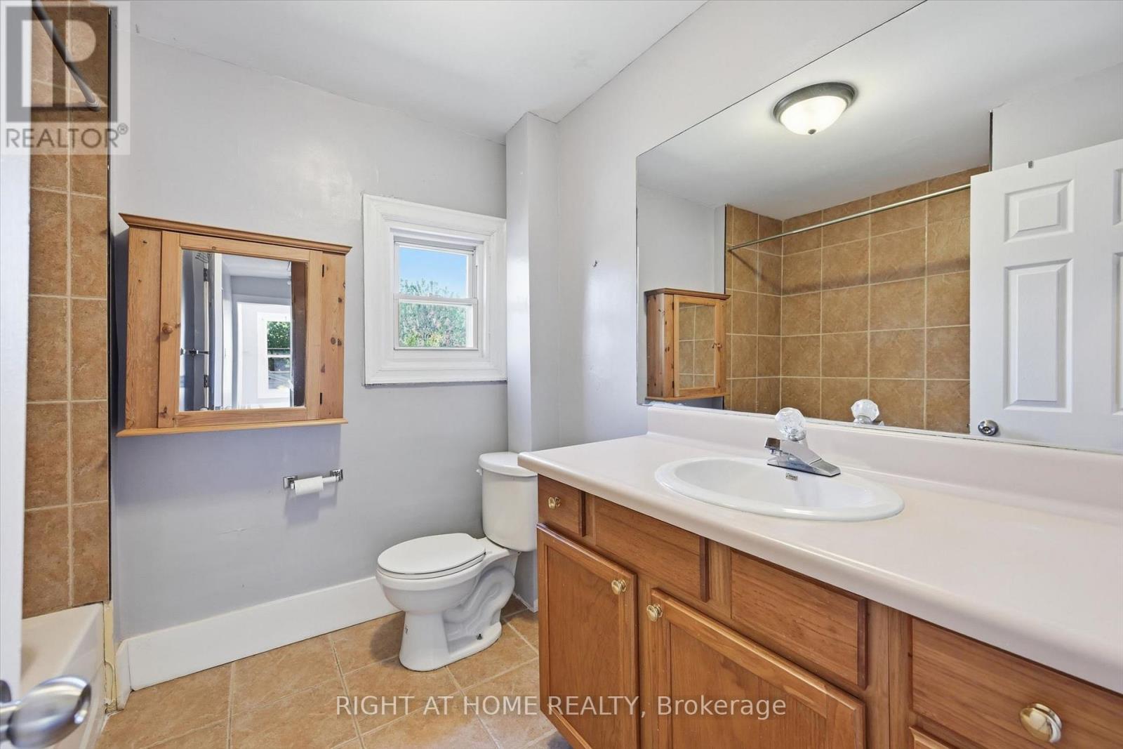 343 Cumberland Avenue, Hamilton, ON - Indoor Photo Showing Bathroom