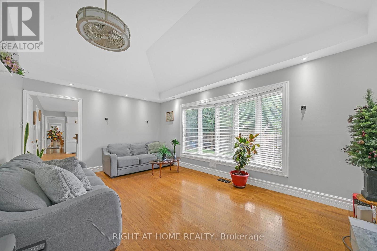 2573 Oshkin Court, Mississauga, ON - Indoor Photo Showing Living Room