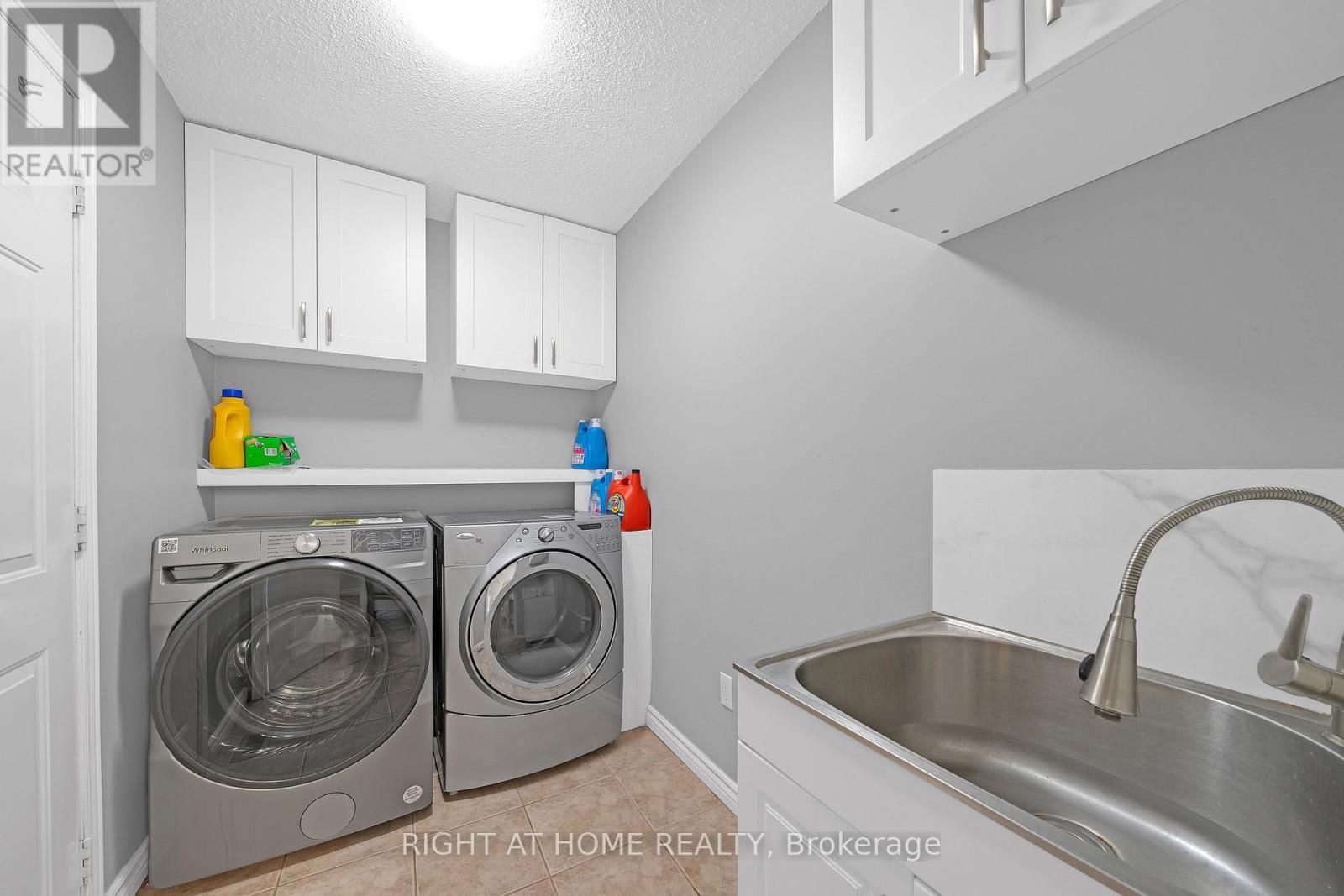2573 Oshkin Court, Mississauga, ON - Indoor Photo Showing Laundry Room