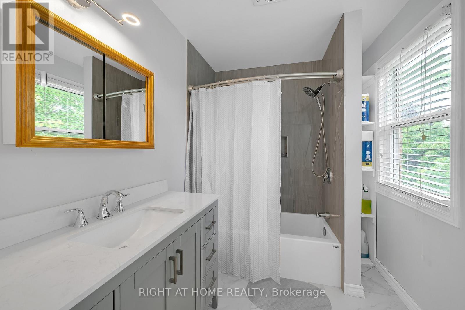2573 Oshkin Court, Mississauga, ON - Indoor Photo Showing Bathroom