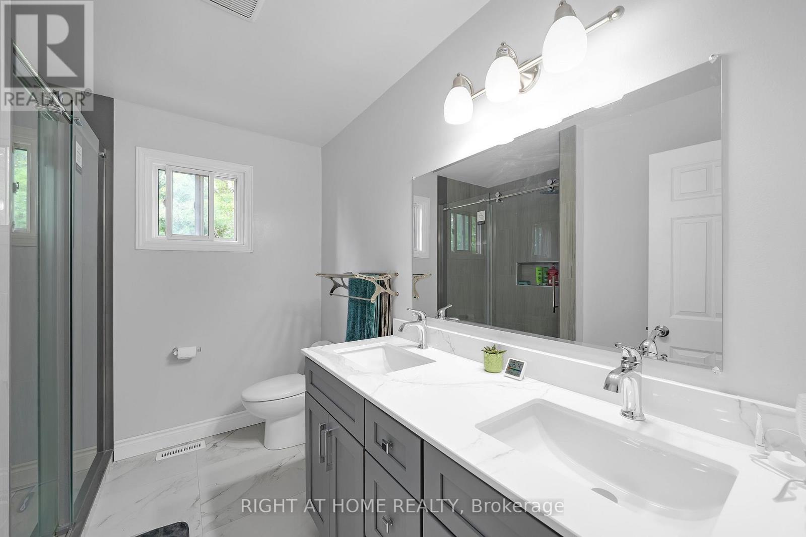 2573 Oshkin Court, Mississauga, ON - Indoor Photo Showing Bathroom