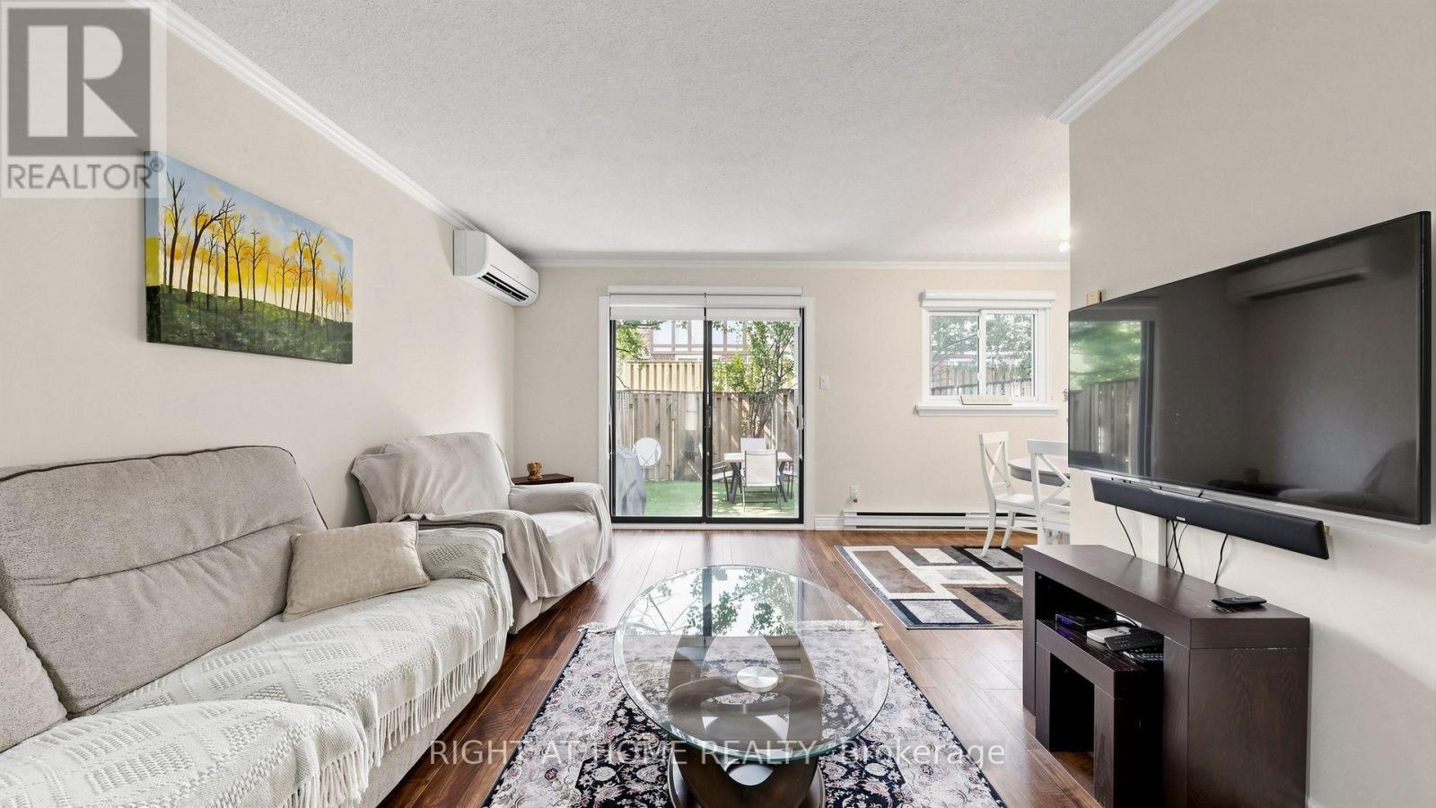 4 Harper Way, Markham, ON - Indoor Photo Showing Living Room