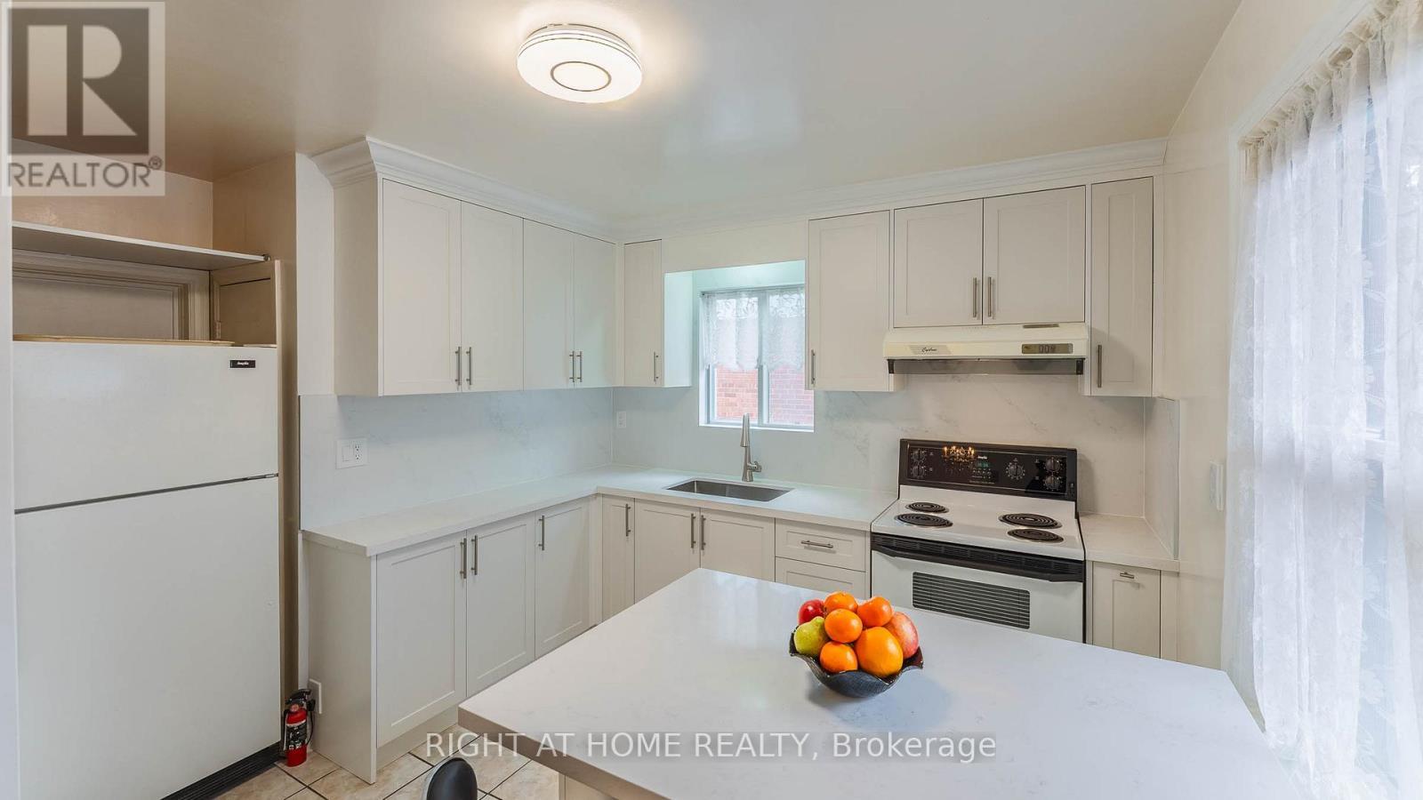 82 Tower Drive, Toronto, ON - Indoor Photo Showing Kitchen