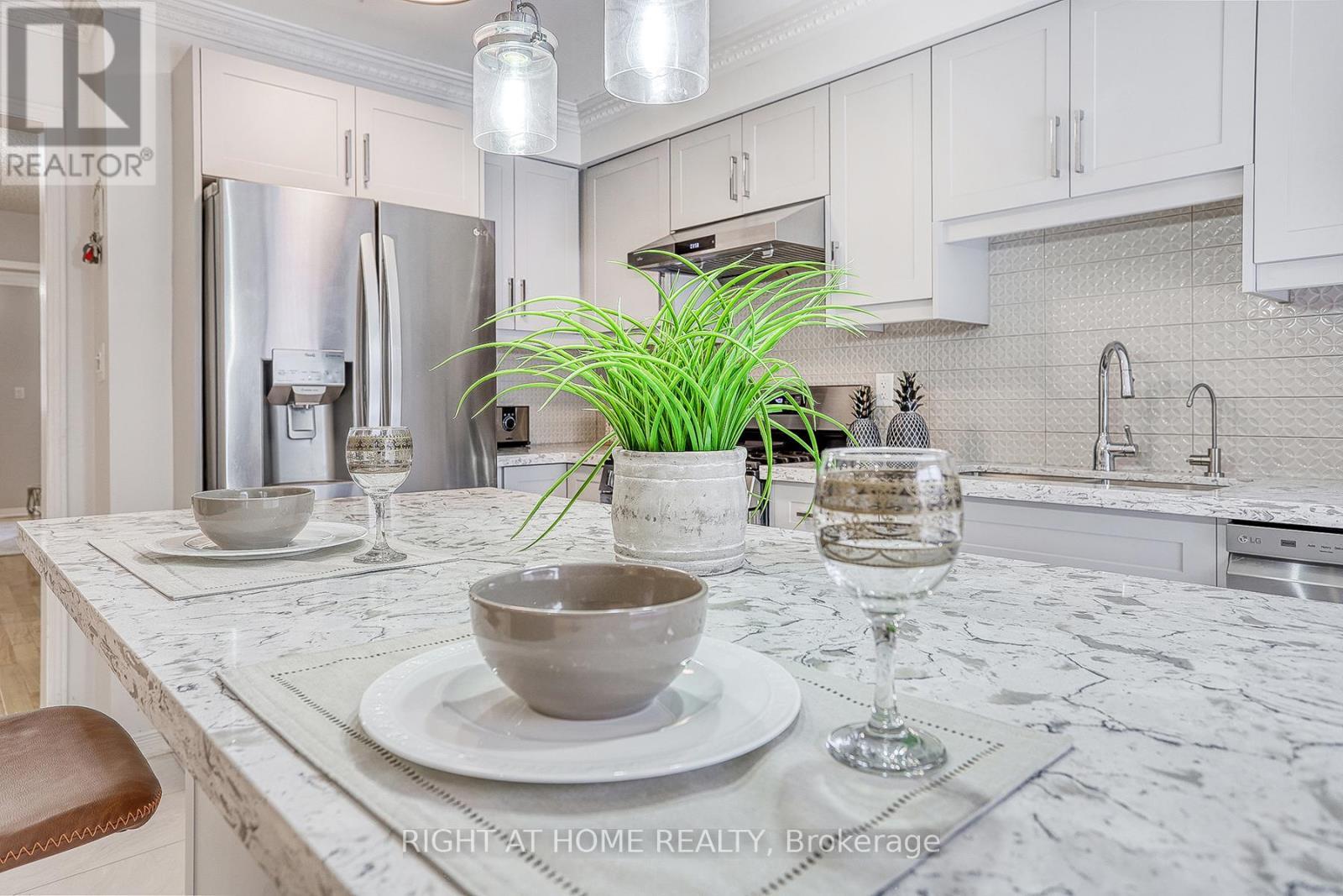 75 Carpendale Crescent, Ajax, ON - Indoor Photo Showing Kitchen With Upgraded Kitchen