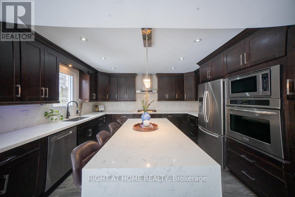 2088 Perran Drive, Mississauga, ON - Indoor Photo Showing Kitchen With Stainless Steel Kitchen With Upgraded Kitchen