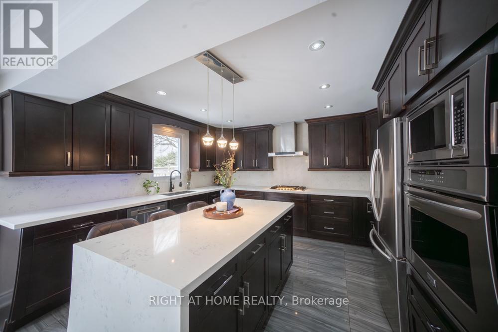 2088 Perran Drive, Mississauga, ON - Indoor Photo Showing Kitchen With Stainless Steel Kitchen With Upgraded Kitchen