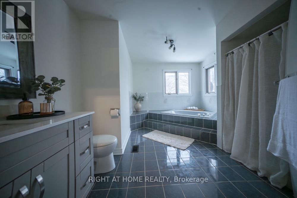 2088 Perran Drive, Mississauga, ON - Indoor Photo Showing Bathroom