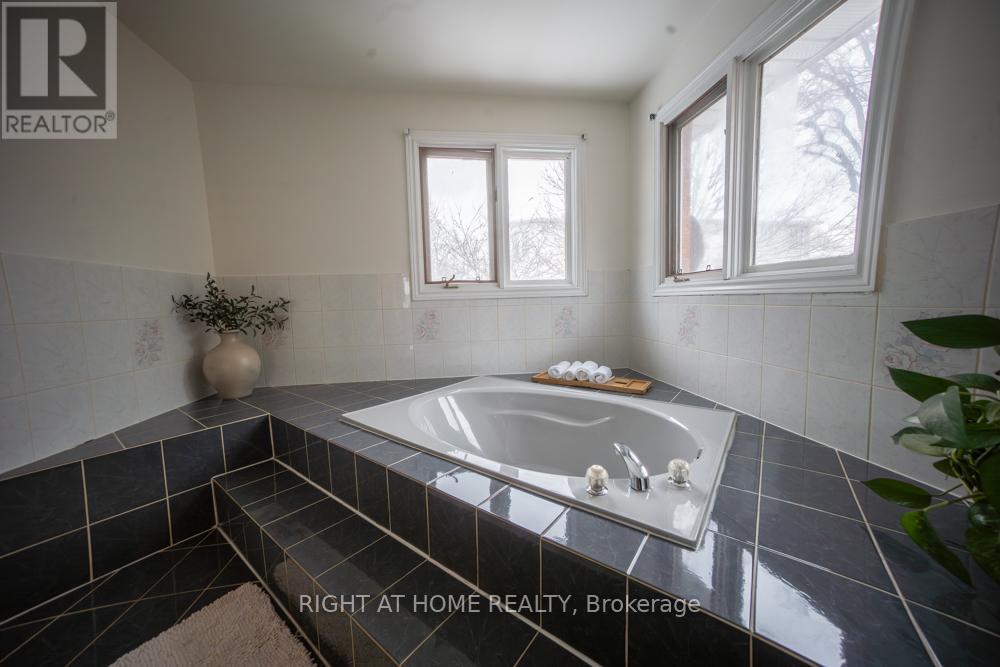2088 Perran Drive, Mississauga, ON - Indoor Photo Showing Bathroom