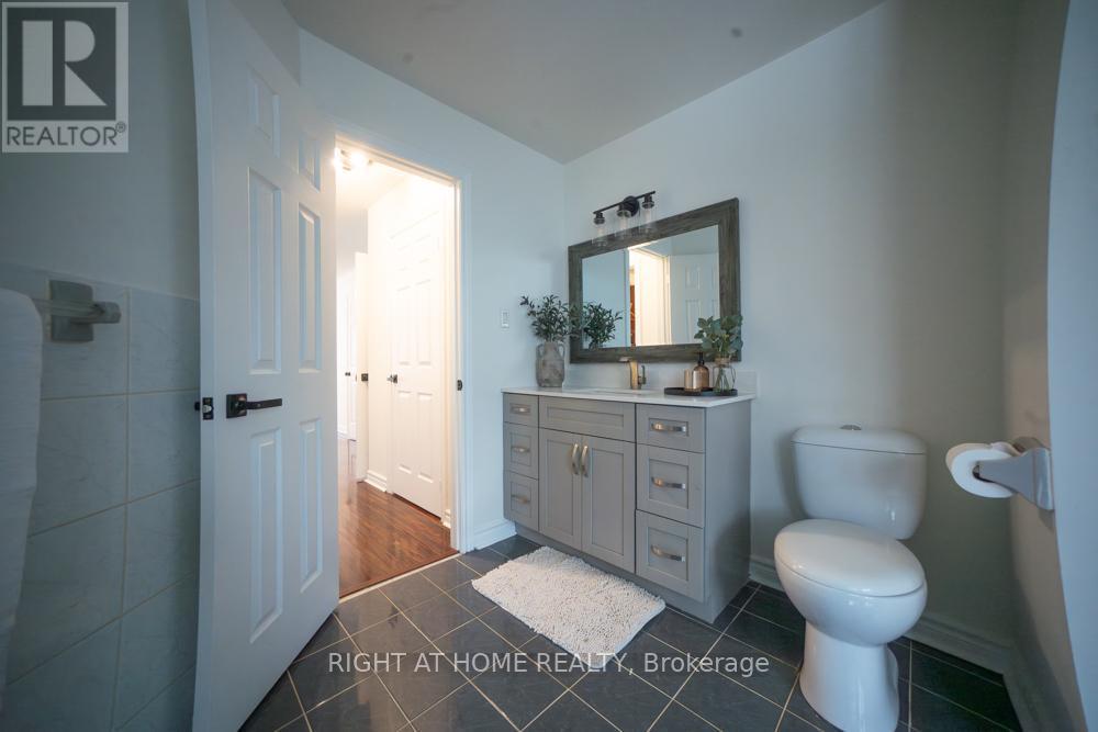 2088 Perran Drive, Mississauga, ON - Indoor Photo Showing Bathroom