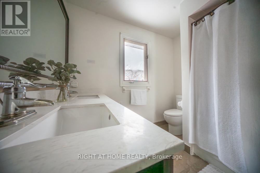 2088 Perran Drive, Mississauga, ON - Indoor Photo Showing Bathroom