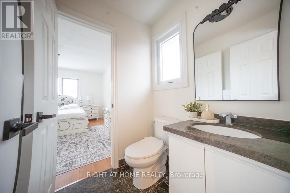 2088 Perran Drive, Mississauga, ON - Indoor Photo Showing Bathroom