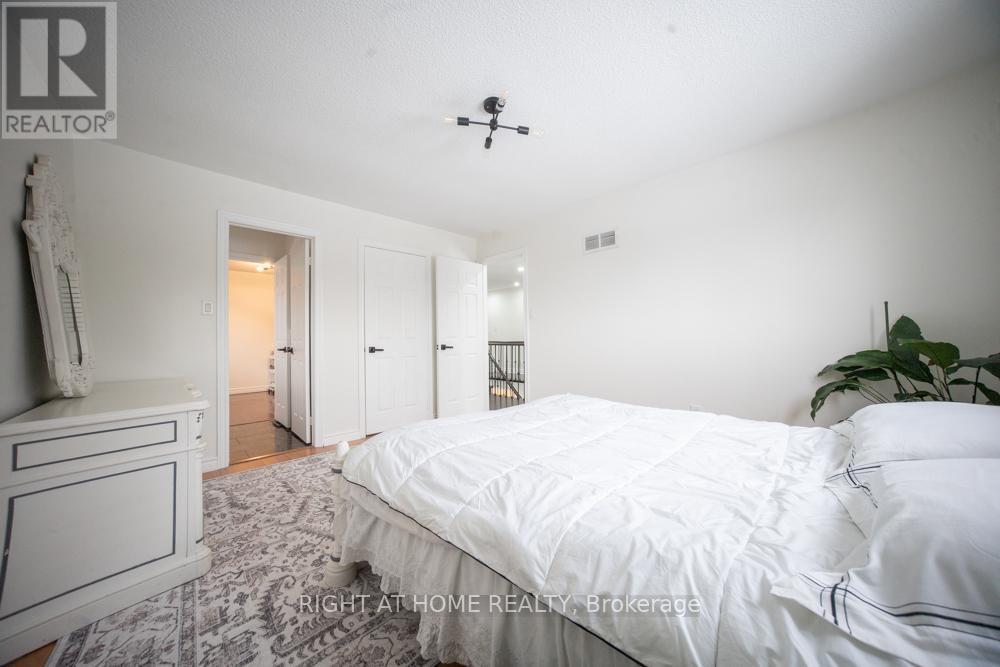 2088 Perran Drive, Mississauga, ON - Indoor Photo Showing Bedroom