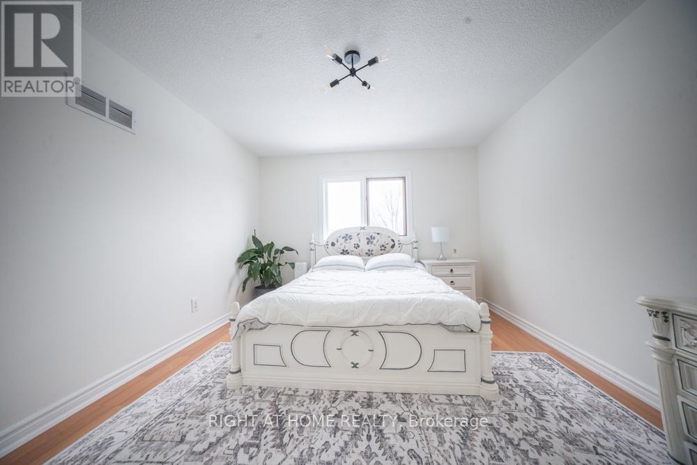 2088 Perran Drive, Mississauga, ON - Indoor Photo Showing Bedroom