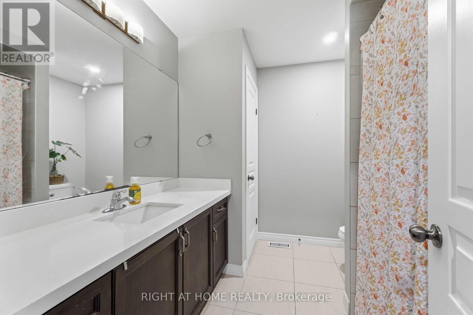 212 Chartwell Circle, Hamilton, ON - Indoor Photo Showing Bathroom