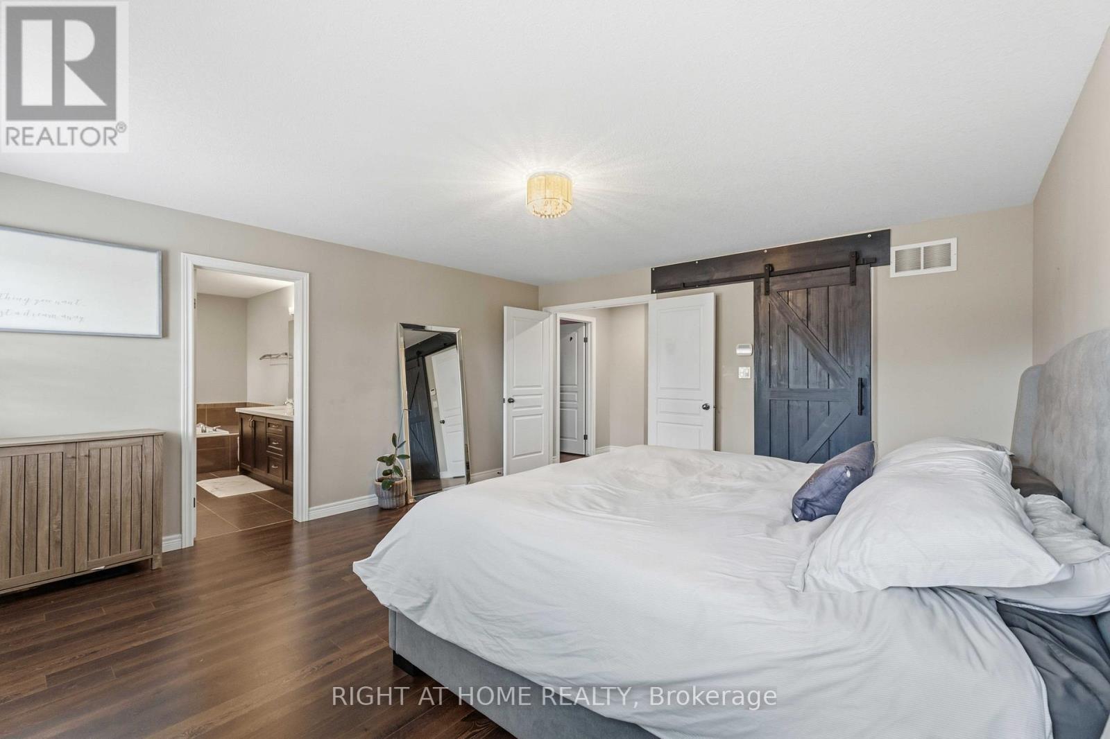 212 Chartwell Circle, Hamilton, ON - Indoor Photo Showing Bedroom