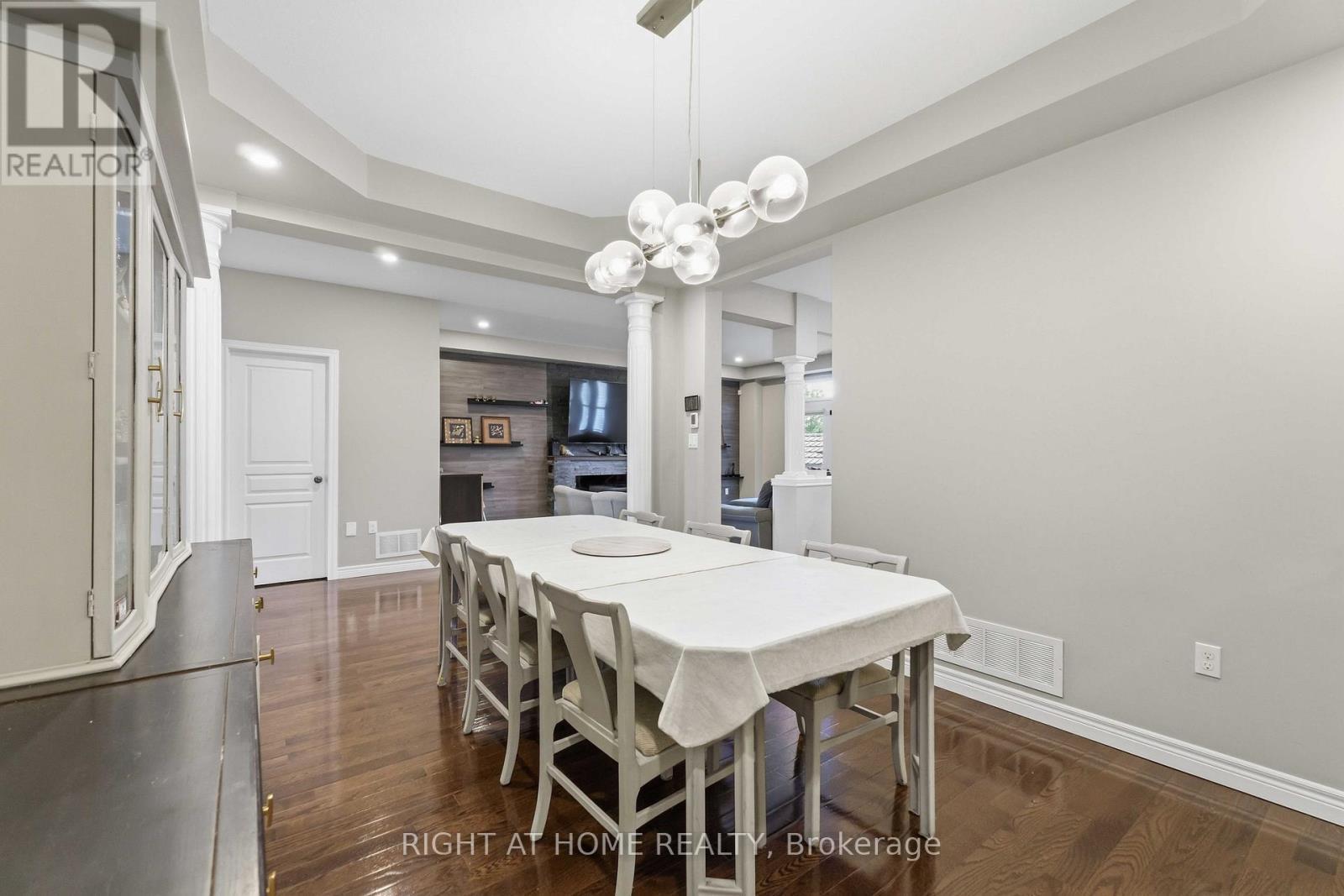 212 Chartwell Circle, Hamilton, ON - Indoor Photo Showing Dining Room