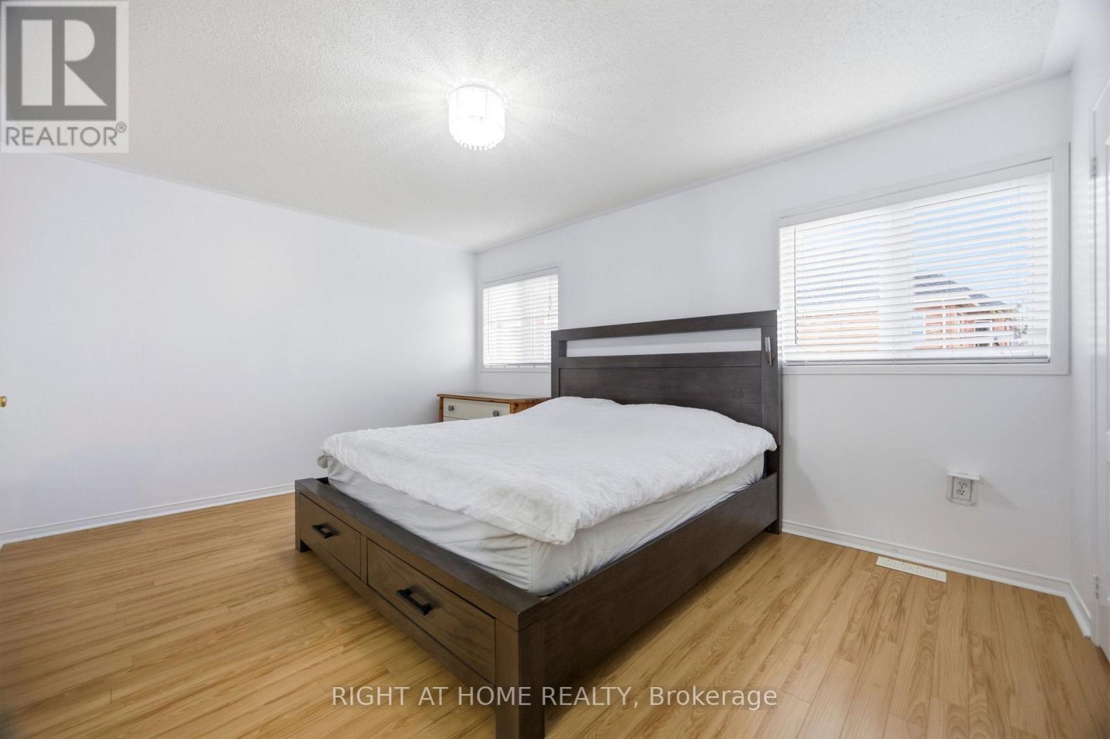 1064 Pepperidge Cross, Mississauga, ON - Indoor Photo Showing Bedroom