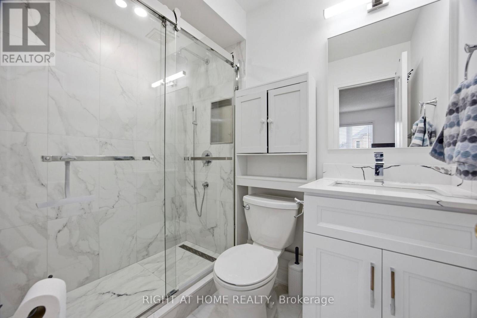 1064 Pepperidge Cross, Mississauga, ON - Indoor Photo Showing Bathroom